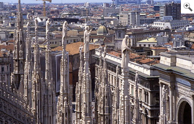 Statue sulle guglie del duomo di Milano